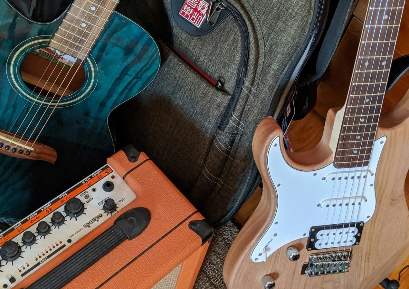 Studio de création musicale avec instruments et partitions