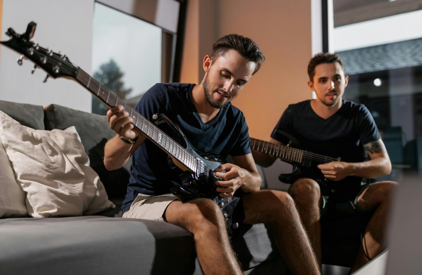 Environnement d'apprentissage musical adaptatif avec différents supports pédagogiques